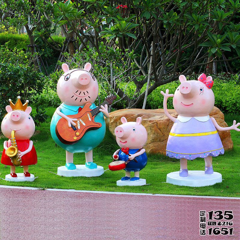 公園景區里擺放的演奏樂器的玻璃鋼彩繪小豬佩奇一家雕塑 公園景區里擺放的演奏樂器的玻璃鋼彩繪小豬佩奇一家雕塑
