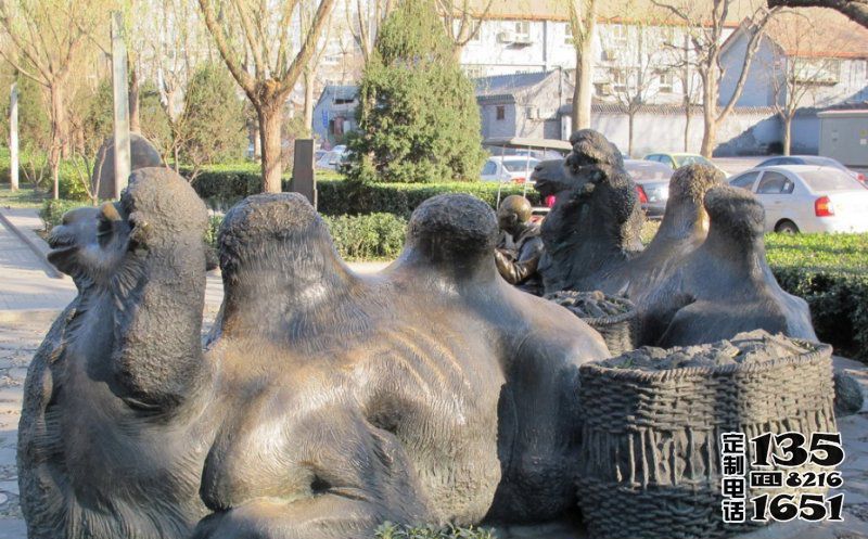 公園里坐著玻璃鋼仿銅駱駝雕塑 公園里坐著玻璃鋼仿銅駱駝雕塑