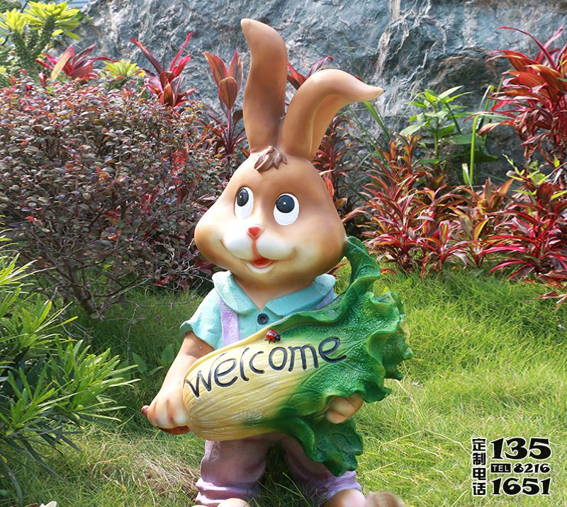 游樂(lè)園一只抱著蔬菜的的玻璃鋼卡通兔子雕塑