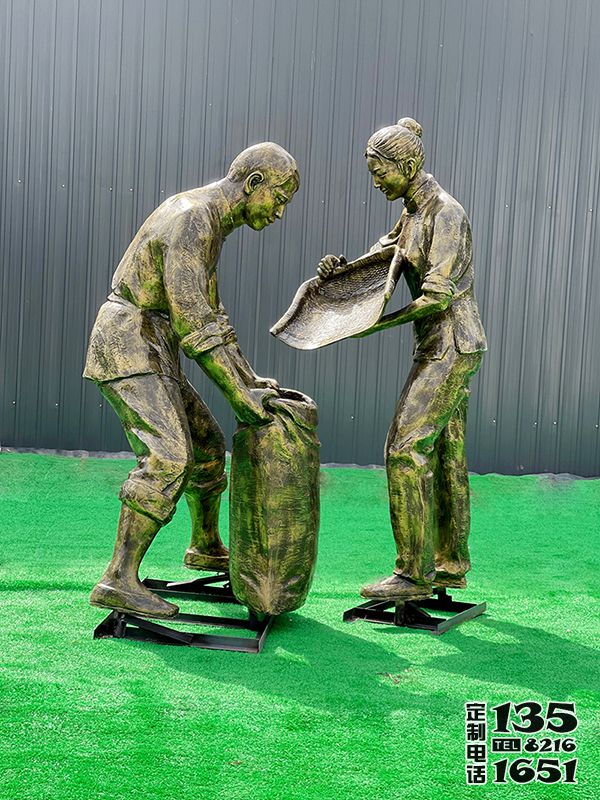 商場街邊玻璃鋼仿銅農耕收糧食勞動人物雕塑 商場街邊玻璃鋼仿銅農耕收糧食勞動人物雕塑