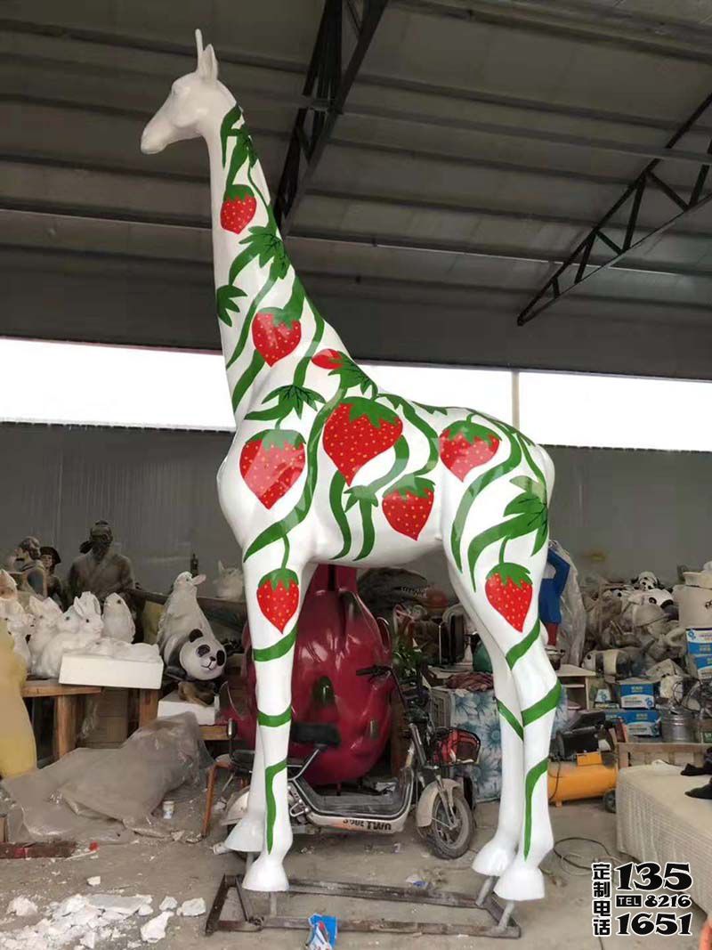 城市街道大型玻璃鋼彩繪草莓長(zhǎng)頸鹿雕塑 城市街道大型玻璃鋼彩繪草莓長(zhǎng)頸鹿雕塑