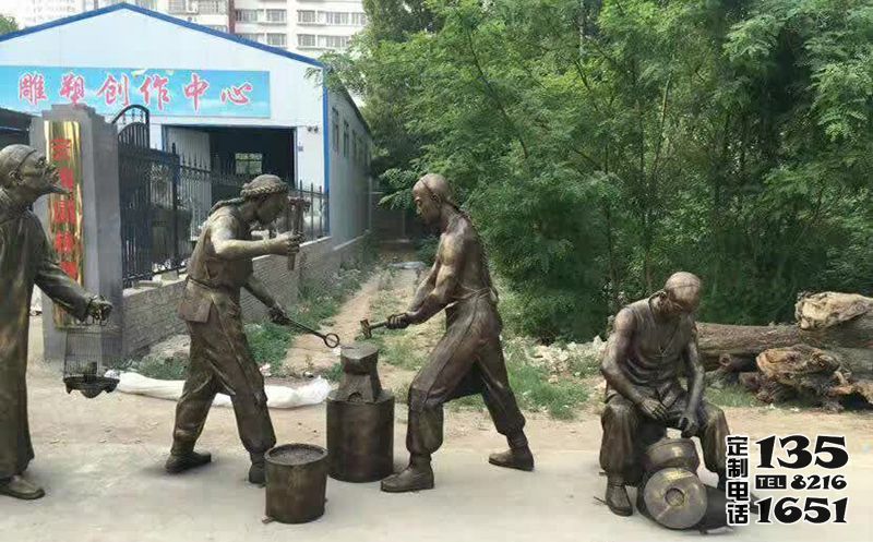 商場步行街民俗擺放古人傳統打鐵人物鎏金玻璃鋼雕塑 商場步行街民俗擺放古人傳統打鐵人物鎏金玻璃鋼雕塑