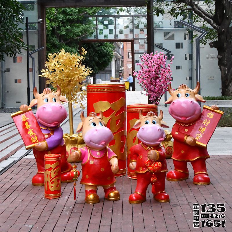 商業(yè)街商場(chǎng)擺放的恭喜發(fā)財(cái)玻璃鋼卡通牛雕塑 商業(yè)街商場(chǎng)擺放的恭喜發(fā)財(cái)玻璃鋼卡通牛雕塑